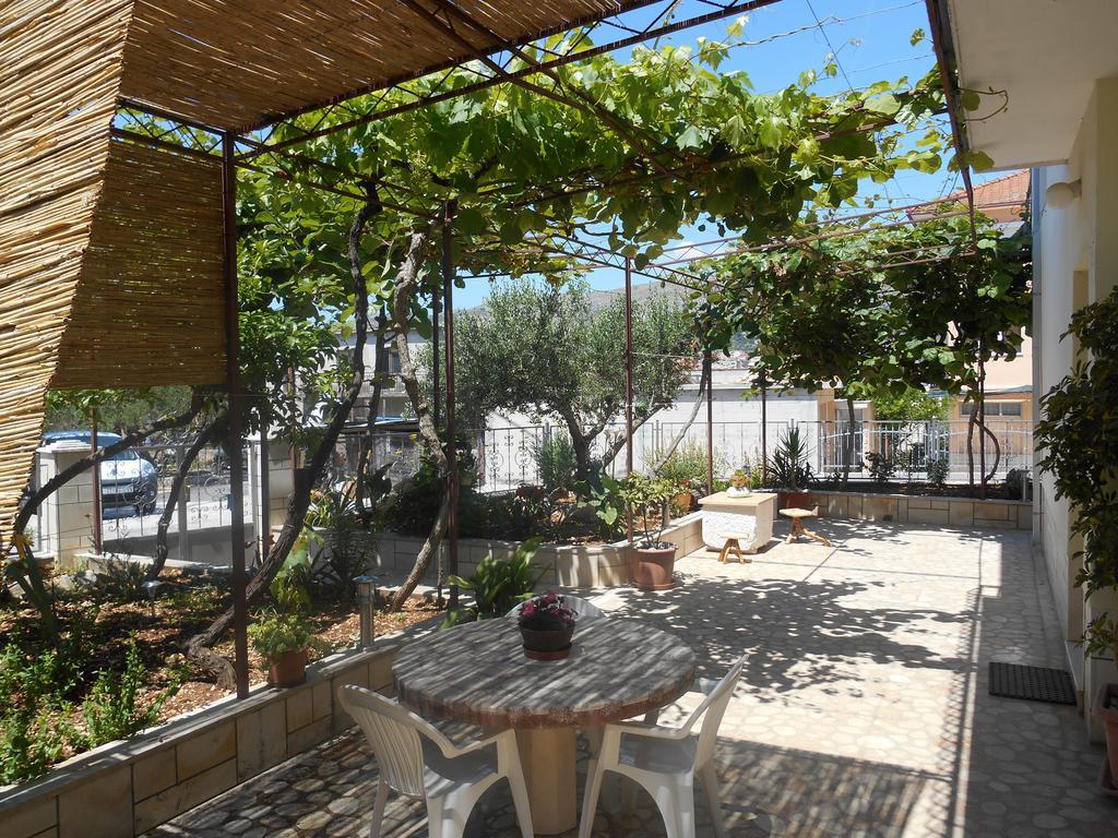 Apartments Bresan Trogir Exterior photo