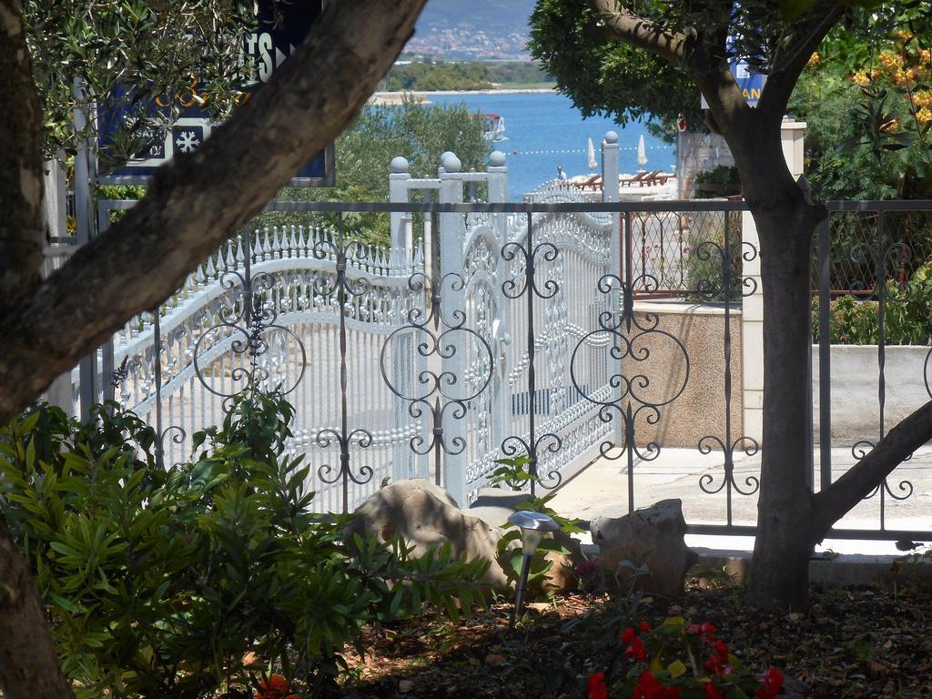 Apartments Bresan Trogir Exterior photo