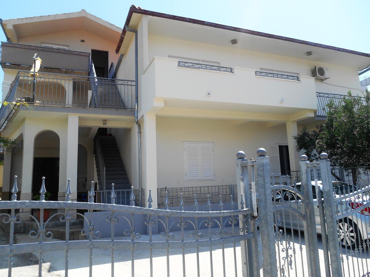 Apartments Bresan Trogir Exterior photo